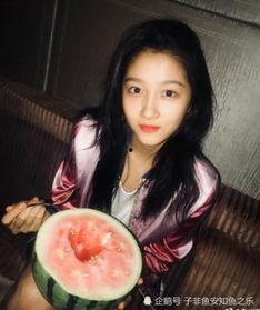 吃瓜小女孩拍照,小女孩拍照记录的纯真时光